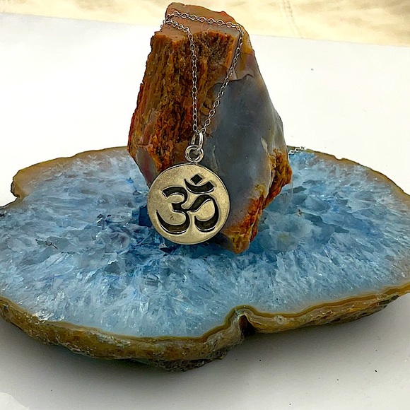 18”ItalianSterlingSilverNecklace(Signed 925) W/Sterling Silver Om Pendant (925)) - Picture 5 of 7